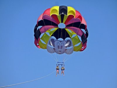 Vuelo en parascending en la costa de Barcelona