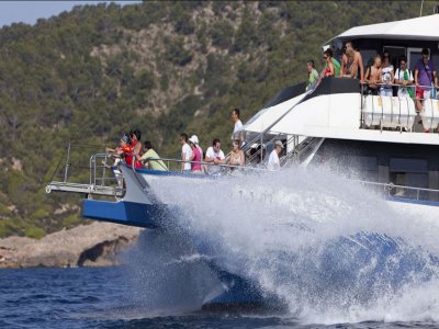 Buffet boat excursion and open bar Formentera