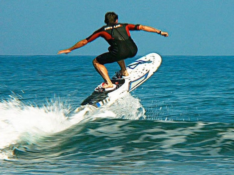 Saltos con tabla de surf eléctrica en Benalmádena