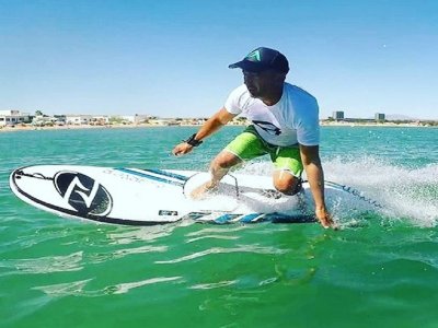 Alquila 30 min tabla de surf eléctrica Benalmádena