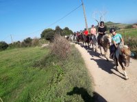 Reiten durch Santillana del Mar 