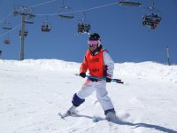  Fille apprenant à skier à piste verte