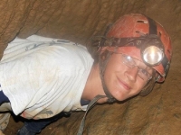 Feliz en la ruta de espeleología