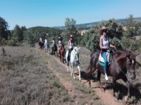 Amigas en ruta a caballo