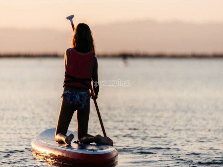 Paleando de rodillas en la tabla de SUP