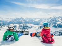  Enjoying a snowboarding class 