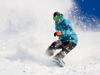 Haciendo snowboard en la estación de Astún 