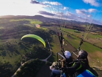 Disfrutando de un vuelo en parapente