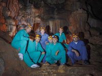  Groupe explorant une grotte en activité de spéléologie 