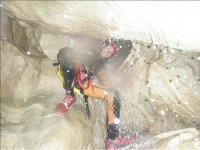 Entre las rocas y la cascada del barranco