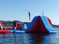  Gruppe von Freunde im Wasserpark 