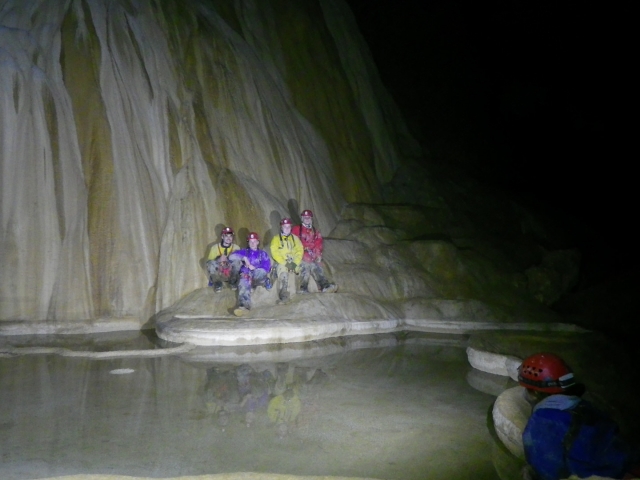 Cueva de agua de espeleología intensiva de medio día