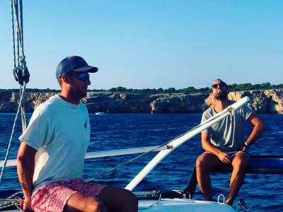 Paseo catamarán con comida y bebida Cala Torret 4h