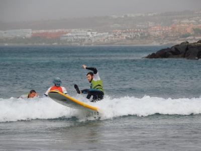 Aula de surf semiprivada Playa de Las Américas 3h