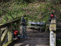  Difendendo il ponte nel campo di paintball 