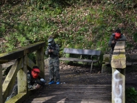 Defendiendo el puente en el campo de paintball