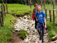  jeunes marchant dans la nature 