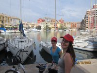  Dans le port en regardant les bateaux 