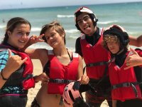 Groupe d'adolescents sur la plage 