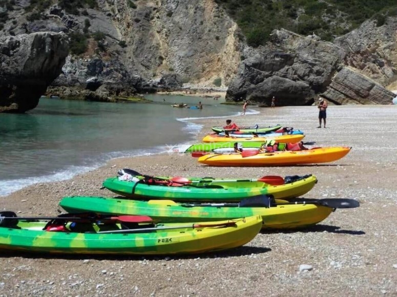 Kayaks en la orilla