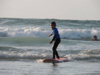 Joven surfista en Cantabria