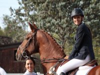  deux jeunes hommes à côté d'un cheval 