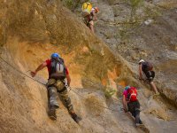 Ascendiendo por las rocas