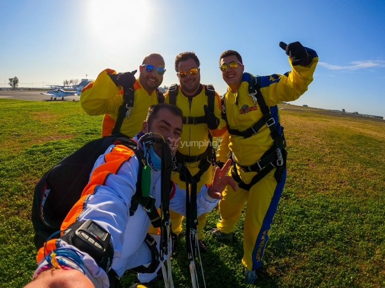 foto en grupo después del salto tándem