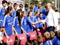  Vicente saluant les jeunes footballeurs prometteurs 