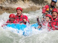  Rafting in una zattera blu 