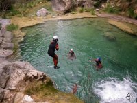 Pular na piscina cristalina 