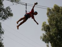  fliegend auf der zip line 