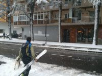  Traversée de la rue pendant la neige 