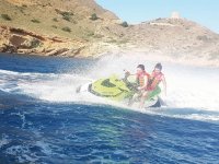 Amigas acelerando en la moto de agua