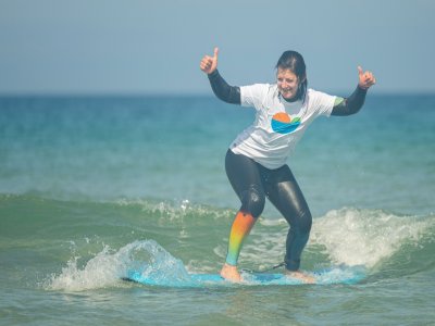 Aula de surf em grupo no Porto Do Son durante 1 hora