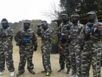  Jungen- und Mädchen-Paintball-Gruppe 