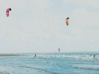 Controlando la cometa del kitesurf en compañía