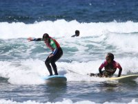 Consigue ponerte sobre la tabla de surf