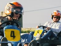 Un couple profitant d'une compétition de karting 