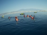 Refrescandose en el mar con chalecos