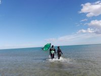  Caminhando no mar em direção à pipa 