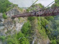 Salto desde la superficie del puente