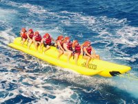  Amici a bordo della banana boat 