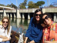 Amigas de celebracion en el barco