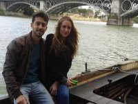 Pareja rumbo a Triana en barco