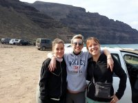 Chicas en la zona de vuelo canaria