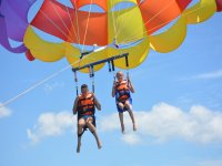 Viaje por el aire biplaza en parascending