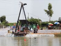 Esperando a volta com o wakeboard 