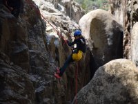 Chaval rapelando en el barranco