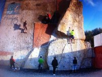 Escaladores en la pared del rocodromo